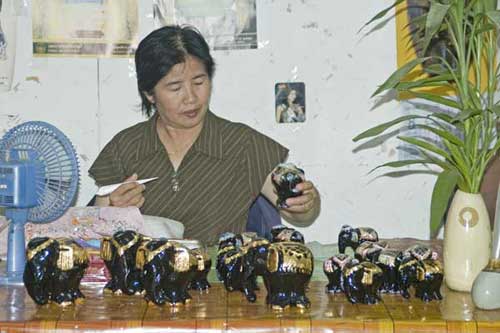 lacquer painter-AsiaPhotoStock