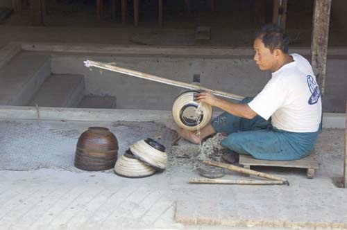 lacquer maker-AsiaPhotoStock