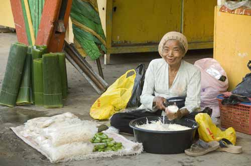 lady at kk market-AsiaPhotoStock