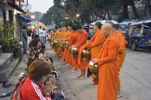 line up-AsiaPhotoStock