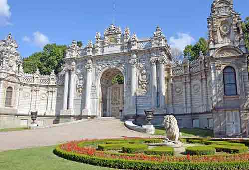 lion dolmabahce-AsiaPhotoStock