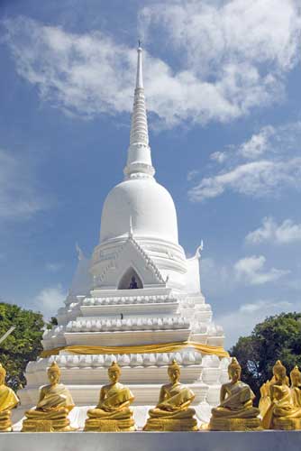 white temple laem sor-AsiaPhotoStock