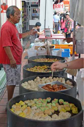 makan jonker street-AsiaPhotoStock