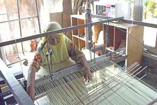 making songkets-AsiaPhotoStock