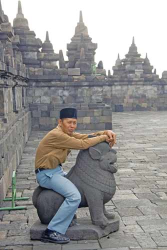 man borobudur-AsiaPhotoStock