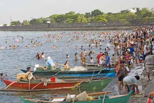 manila bay crowds-AsiaPhotoStock