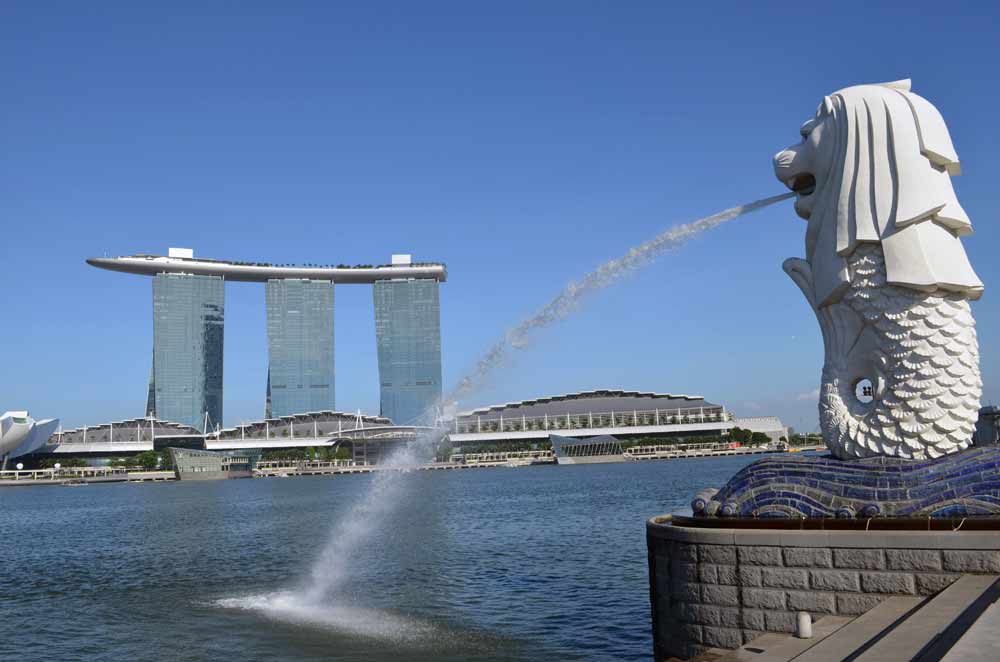 merlion and mbs-AsiaPhotoStock