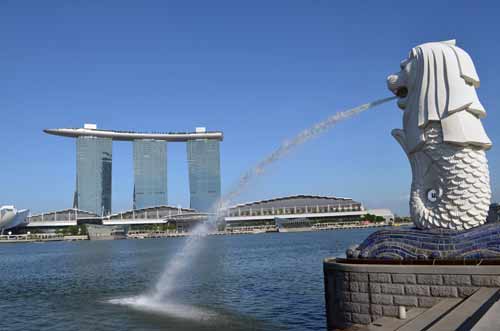 merlion and mbs-AsiaPhotoStock