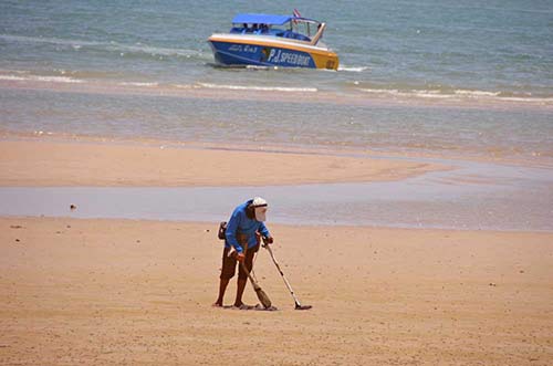 metal detector-AsiaPhotoStock