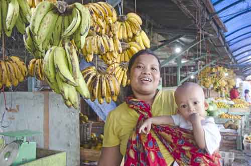 mother at banana stall-AsiaPhotoStock