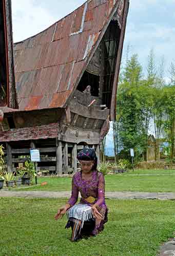 museum dancer-AsiaPhotoStock