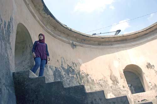 lady taman sari-AsiaPhotoStock