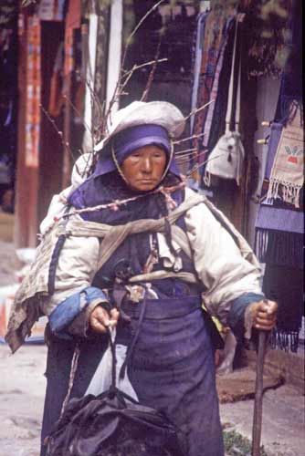 naxi woman-AsiaPhotoStock