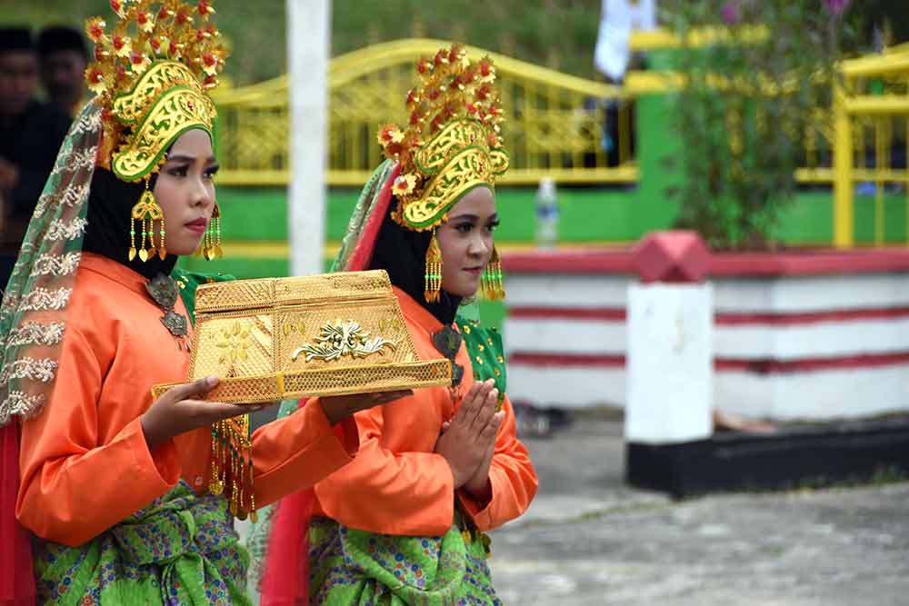 offering lingga-AsiaPhotoStock