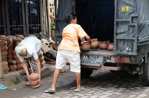 packing pots-AsiaPhotoStock