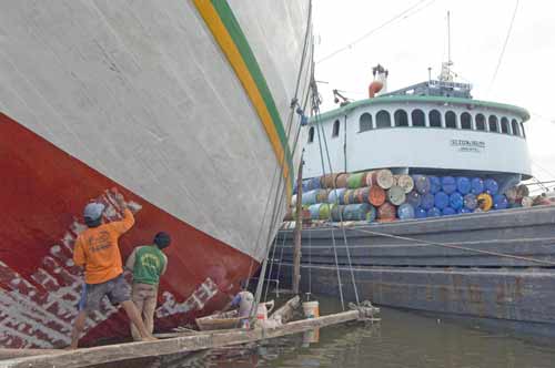 painting traditional ship-AsiaPhotoStock