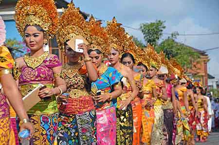 parade nyenuk-AsiaPhotoStock