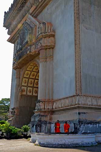 patuxai monks-AsiaPhotoStock