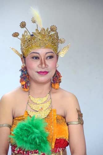 performer kraton-AsiaPhotoStock