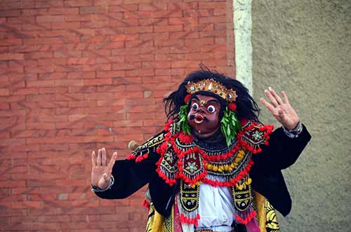 pose barong-AsiaPhotoStock