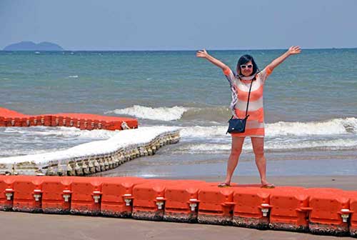 poser jomtien beach-AsiaPhotoStock