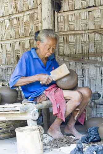 shaping pottery-AsiaPhotoStock