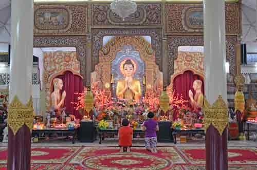 pray burmese temple-AsiaPhotoStock