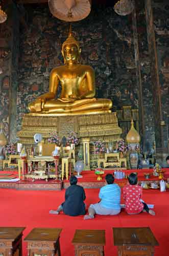 praying at wat suthat-AsiaPhotoStock