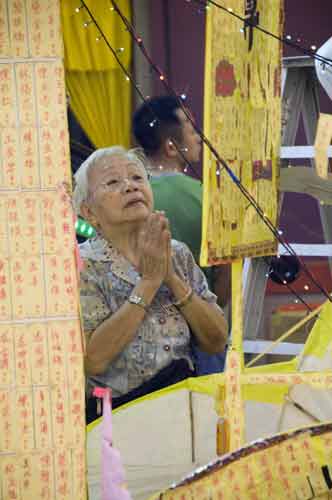 prayer at chinese temple-AsiaPhotoStock