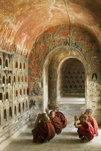 praying yan pyay-AsiaPhotoStock