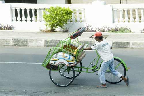 pushing becak-AsiaPhotoStock