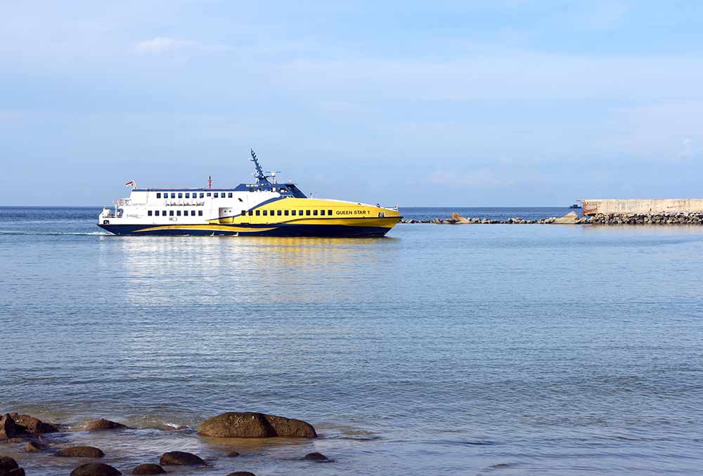 queen star ferry-AsiaPhotoStock