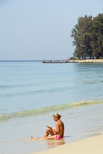 reading on the beach-AsiaPhotoStock