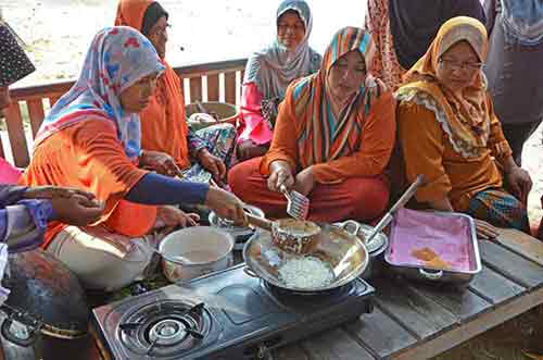 making rice cakes-AsiaPhotoStock