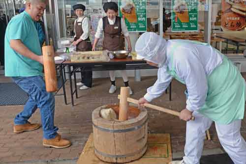 rice pounding-AsiaPhotoStock