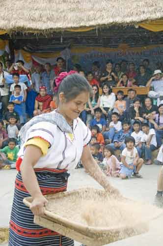 rice tossing-AsiaPhotoStock