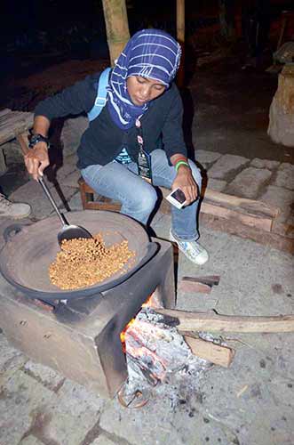 roasting coffee-AsiaPhotoStock