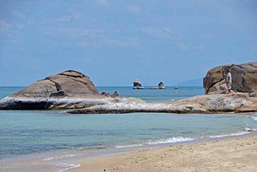 rocks lamai-AsiaPhotoStock