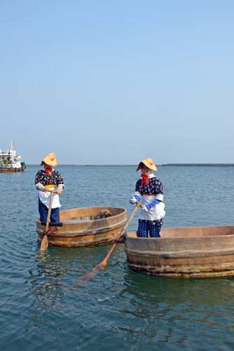 round boat-AsiaPhotoStock