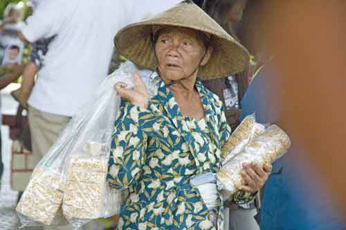 sales woman station-AsiaPhotoStock