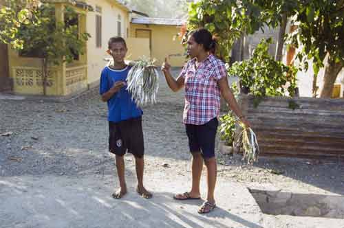 selling fish-AsiaPhotoStock