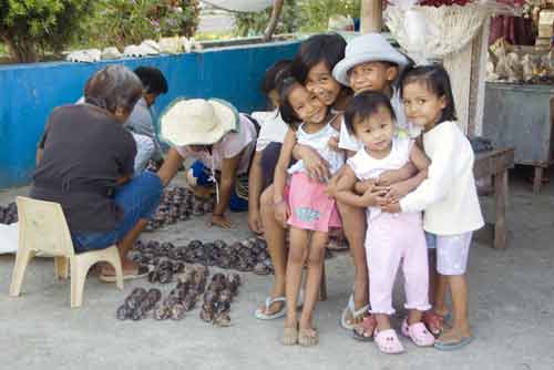 kids and cowries-AsiaPhotoStock