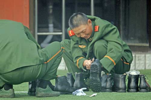 shoe shine-AsiaPhotoStock