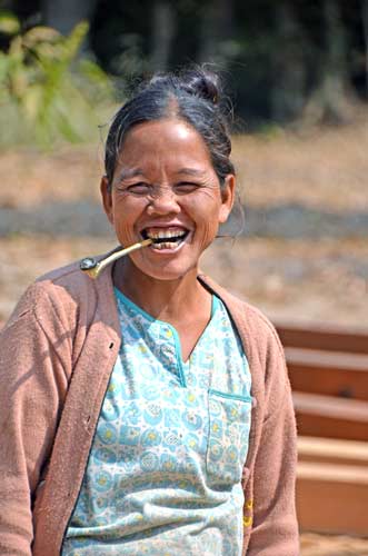 brau woman smoker-AsiaPhotoStock