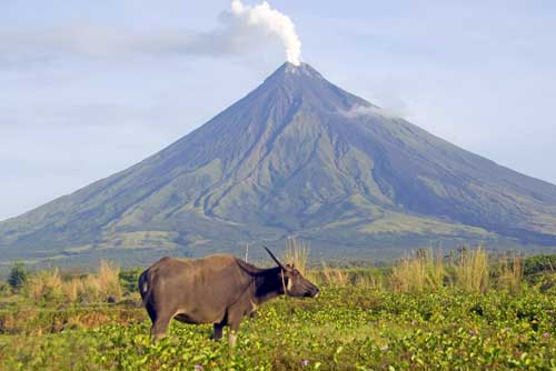 smoking volcano-AsiaPhotoStock