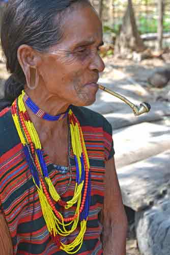 smoking brau lady-AsiaPhotoStock