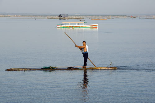 standing oarsman-AsiaPhotoStock