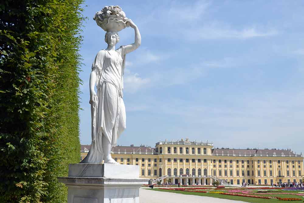 statue schonbrunn-AsiaPhotoStock