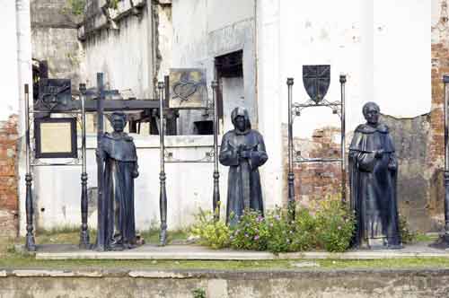 statues intramuros-AsiaPhotoStock