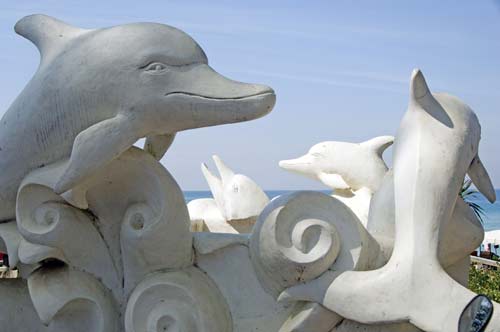 surin dolphins statue-AsiaPhotoStock